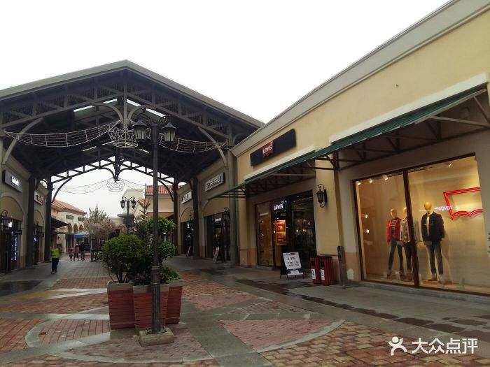 outlets[outlets店什么意思]