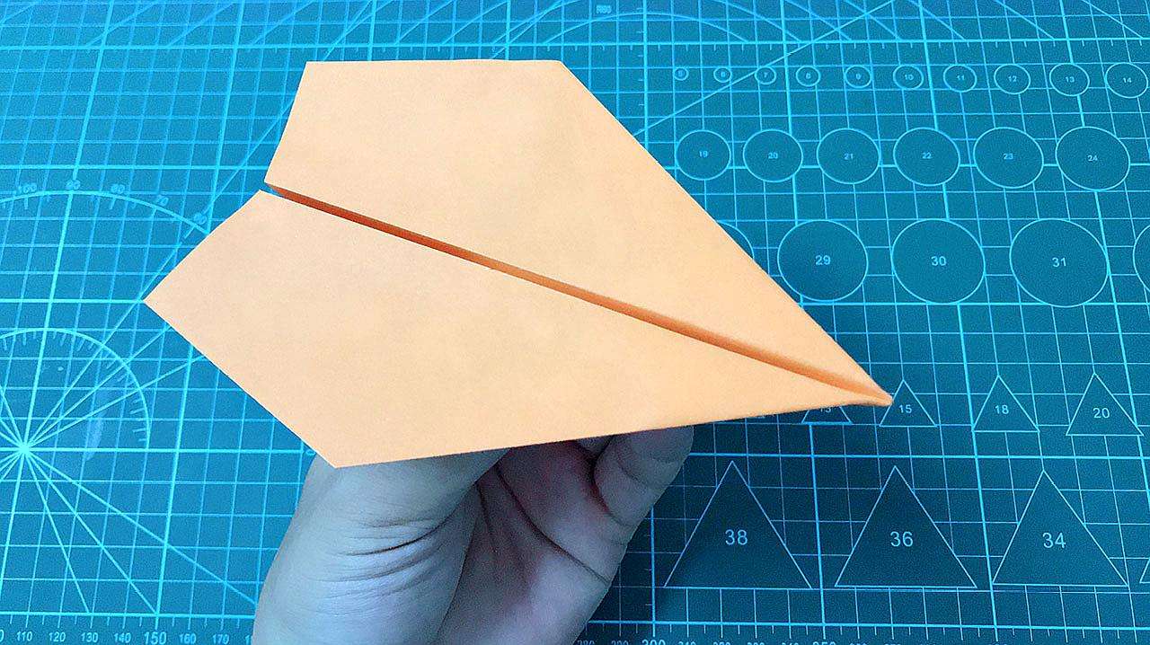 纸飞机的步骤视频[纸飞机的制作过程视频]