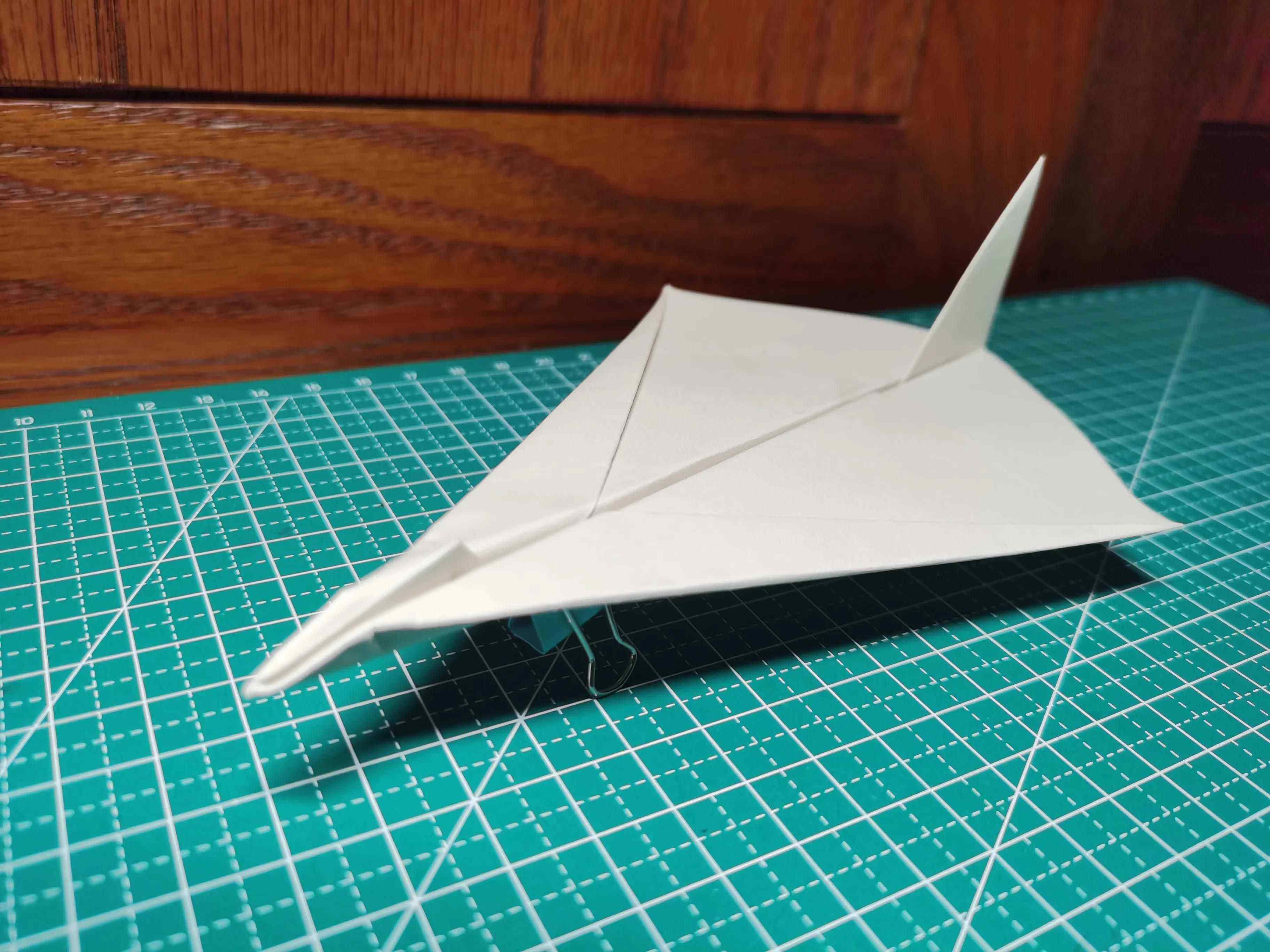 简单的纸飞机怎么折飞得远[飞得远又简单的纸飞机怎么折]