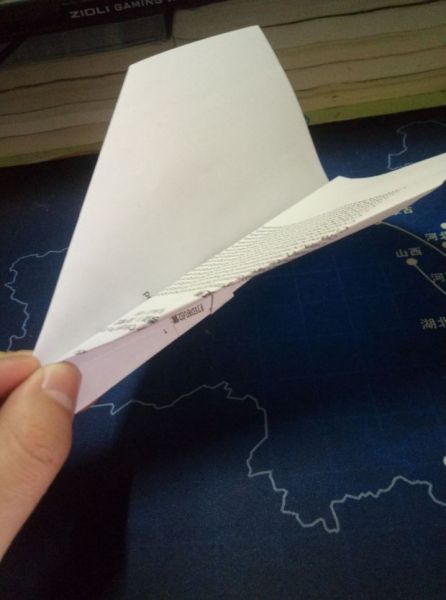 [纸飞机怎么折飞得远]纸飞机怎么折飞得远飞得久又帅气