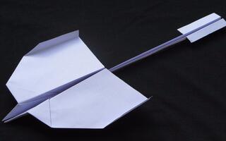 [纸飞机怎么折飞得远飞得久]纸飞机怎么折飞得远飞得久又帅